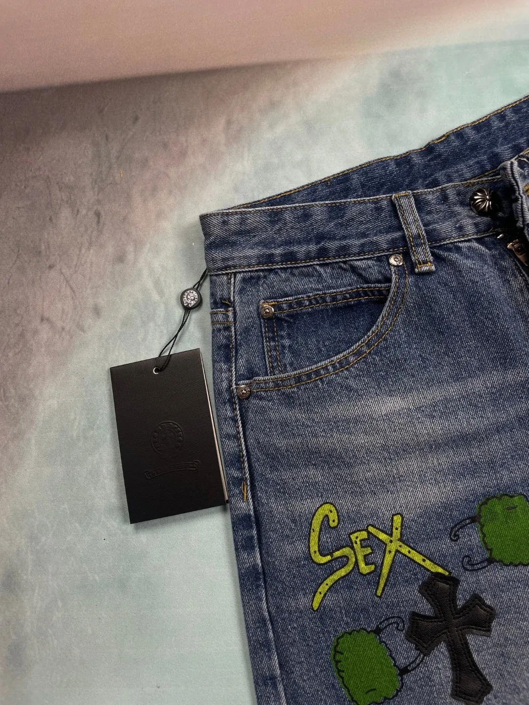 🅿️270 🔘Style No.-KL153 🔘Cro Heart𝐂𝐡𝐫𝐨𝐦𝐞 𝐇𝐞𝐚𝐫𝐭 CH Graffiti-patched Little Monster Jeans* This Crocodile Jeans are the perfect fusion of trend and ingenuity. High-quality denim is selected and undergoes a special washing process to present a natural retro color and texture. The iconic black cross patch is scattered and matched with colorful personalized graffiti and patterns to break the monotony and release an unruly attitude. Three-dimensional tailoring outlines clean lines, and the fit is comfortable and flattering. Whether paired with a simple T-shirt or a statement top, you can easily create an eye-catching look and help you express your unique fashion sense.  Size: S M L XL (28.30.32.34) Color: Blue